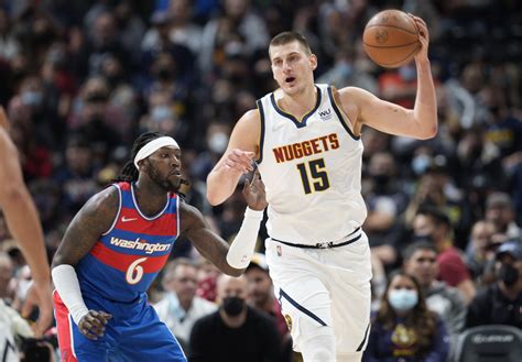 Write informative laconic excerpt under 30 words in mexican spanish for news below. Do not wrap it into quotation marks or html tags. - Nikola Jokic, jugador de los Denver Nuggets, ha ganado dos premios consecutivos al Jugador Más Valioso (MVP) de la NBA. - Jokic también ganó el premio de MVP de las Finales en la temporada 2022-23. - Es considerado uno de los mejores jugadores ofensivos en la NBA y ha establecido récords de triples-dobles en temporadas consecutivas. (Fuente: Various Reports),Nikola Jokic de los Denver Nuggets gana dos MVPs seguidos en la NBA y MVP de las Finales 2022-23, destacando por su juego ofensivo y récords de triples-dobles.