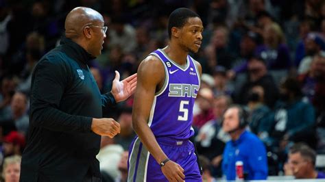 Write informative laconic excerpt under 30 words in mexican spanish for news below. Do not wrap it into quotation marks or html tags. De'Aaron Fox, base del equipo de los Sacramento Kings, tuvo una excelente temporada el año pasado, promediando 25.0 puntos, 4.2 rebotes y 6.1 asistencias por partido. También logró ser seleccionado para su primer equipo All-Star y All-NBA. A pesar de un inicio lento en la temporada 2021-2022, Fox encontró su ritmo hacia el final y promedió 28.9 puntos en los últimos dos meses. Su desafío será mejorar su rendimiento en los tiros de tres puntos y tiros libres. Con la incorporación de Kevin Huerter y Malik Monk al equipo, Fox seguirá siendo el base titular y la figura principal en la ofensiva de los Kings. Se espera que tenga un rol destacado y tenga potencial para ser un jugador fantasía en el top 25 si se mantiene saludable.,De'Aaron Fox brilló en la temporada pasada con los Sacramento Kings, a pesar de un comienzo lento en 2021. Se proyecta como jugador destacado en la próxima temporada.