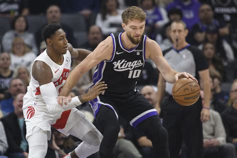 Write informative laconic excerpt under 30 words in mexican spanish for news below. Do not wrap it into quotation marks or html tags. Domantas Sabonis fue una pieza clave durante la temporada 2022-23 de los Kings, promediando 19.1 puntos, 12.3 rebotes y 7.3 asistencias por partido. Jugó en 79 juegos y ayudó al equipo a llegar a los playoffs por primera vez desde la temporada 2005-06. Los Kings están invirtiendo en Sabonis y buscan construir un equipo contendiente alrededor de él y De'Aaron Fox. Aunque su producción defensiva sigue siendo limitada, su habilidad para repartir asistencias desde la posición de centro y su habilidad reboteadora lo convierten en una selección segura en el segundo o tercer round de los draft de fantasía.,Domantas Sabonis brilló en los Kings con promedios de 19.1 puntos, 12.3 rebotes y 7.3 asistencias. Impulsa al equipo hacia los playoffs.