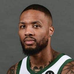 Write informative laconic excerpt under 30 words in mexican spanish for news below. Do not wrap it into quotation marks or html tags. El base Damian Lillard fue traspasado a los Bucks en un acuerdo de tres equipos. Lillard, quien jugó para los Trail Blazers durante toda su carrera, solicitó el traspaso durante el verano. Los Bucks enviarán a Jrue Holiday a los Trail Blazers como parte del acuerdo. ,Damian Lillard traspasado a los Bucks en acuerdo de tres equipos. El base solicitó el traspaso tras carrera con Trail Blazers. Jrue Holiday enviado a Trail Blazers.