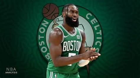 Write informative laconic excerpt under 30 words in mexican spanish for news below. Do not wrap it into quotation marks or html tags. Jaylen Brown firma un contrato de $306 millones y 5 años con los Celtics en julio. Brown tuvo un promedio de 26.6 puntos, 6.9 rebotes y 3.5 asistencias por partido en la temporada 2022-2023. Brown podría ver más minutos como escolta con la adición de Kristaps Porzingis y podría jugar junto a Jayson Tatum en una posición inusual para él.,Jaylen Brown firma gran contrato con Celtics. Destacado desempeño en 2022-2023. Posible cambio de posición con Porzingis en equipo.