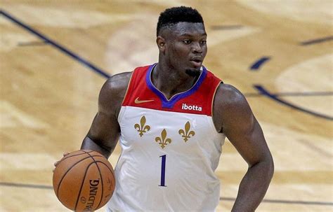 Write informative laconic excerpt under 30 words in mexican spanish for news below. Do not wrap it into quotation marks or html tags. Zion Williamson, estrella de los Pelicans, se espera que esté listo para jugar al comienzo de la temporada 2023-2024 de la NBA después de perderse toda la temporada anterior debido a una lesión en el pie.Williamson promedió 26.0 puntos, 7.0 rebotes, 4.6 asistencias y 1.1 robos en la temporada 2022-2023, demostrando ser un jugador elite cuando está en la cancha. Aunque ha tenido problemas con las lesiones en el pasado, si Williamson puede mantenerse saludable, tiene el potencial de ser un jugador dominante en la liga y una gran adición para los equipos de fantasía. ,El astro Zion Williamson regresará para la temporada 2023-2024 de la NBA tras lesión en el pie, destacando por su rendimiento y potencial.