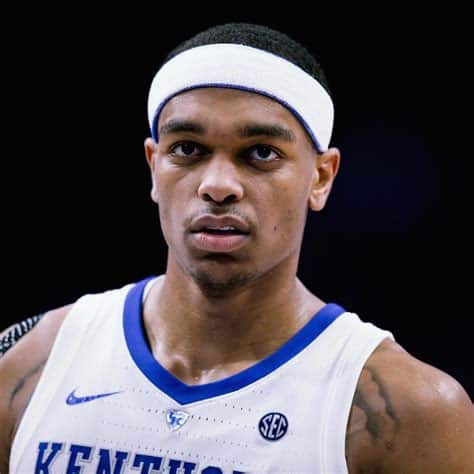 Write informative laconic excerpt under 30 words in mexican spanish for news below. Do not wrap it into quotation marks or html tags. El jugador de baloncesto P.J. Washington renovó su contrato con los Hornets por tres años. Miles Bridges regresará a la alineación titular y Mark Williams será el centro titular, lo que podría disminuir el papel de Washington en el equipo. Washington ha tenido un rendimiento constante en las últimas temporadas y se espera que continúe siendo un jugador valioso en la liga, aunque posiblemente en un papel secundario.,P.J. Washington renueva contrato con los Hornets. Cambios en la alineación podrían afectar su papel, pero se espera que siga siendo valioso en la liga.