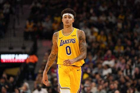 Write informative laconic excerpt under 30 words in mexican spanish for news below. Do not wrap it into quotation marks or html tags. Kyle Kuzma se une a los Washington Wizards por una temporada de 4 años y $102 millones. Kuzma tuvo una destacada temporada pasada, promediando 21.2 puntos, 7.2 rebotes y 3.7 asistencias. A pesar de la presencia de Kristaps Porzingis y Bradley Beal, se espera que Kuzma sea uno de los líderes ofensivos de los Wizards.,El destacado Kyle Kuzma se une a los Washington Wizards con un contrato de 4 años y $102 millones. Se espera sea líder ofensivo junto a Porzingis y Beal.