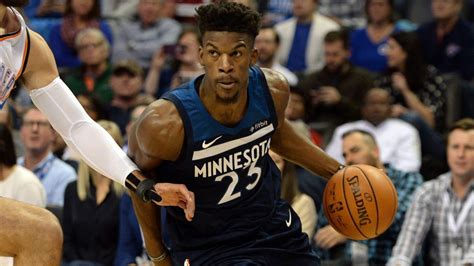 Write informative laconic excerpt under 30 words in mexican spanish for news below. Do not wrap it into quotation marks or html tags. Jimmy Butler se ha destacado por su rendimiento estelar tanto en temporada regular como en playoffs. En la temporada 2022-23, promedió 22.9 puntos, 5.9 rebotes, 5.3 asistencias y 1.8 robos en 64 partidos jugados. A pesar de haber perdido juegos debido a lesiones, Butler sigue siendo una opción segura en fantasía y se espera que tenga otra temporada de alto rendimiento.,Jimmy Butler, destacado jugador de la NBA, promedió 22.9 puntos, 5.9 rebotes, 5.3 asistencias y 1.8 robos en la temporada 2022-23. A pesar de lesiones, se mantiene como opción segura en fantasía.