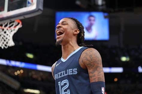 Write informative laconic excerpt under 30 words in mexican spanish for news below. Do not wrap it into quotation marks or html tags. Ja Morant de los Grizzlies de Memphis fue suspendido por 25 juegos al mostrar un arma en Instagram - Fuente: NBA Los Grizzlies adquirieron a Marcus Smart en un intercambio después de la suspensión de Morant - Fuente: NBA,Ja Morant de los Grizzlies suspendido 25 juegos por publicar arma en Instagram. Grizzlies adquieren a Marcus Smart en intercambio. Fuente: NBA.