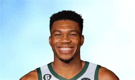 Write informative laconic excerpt under 30 words in mexican spanish for news below. Do not wrap it into quotation marks or html tags. Giannis Antetokounmpo had a career-high season in 2022-23, setting personal bests in points (31.1) and free-throw attempts (12.3) per game. However, his defensive numbers declined and his free-throw percentage was poor, resulting in him finishing 37th in per-game, eight-category fantasy value. Antetokounmpo missed a number of games due to a persistent knee issue, but most of his absences were due to maintenance. Despite this, he is still considered a top-level player in the NBA and can be drafted in the first round of fantasy leagues. Antetokounmpo won the MVP award for the second consecutive year in 2020-21, but his poor free-throw shooting (63.3 percent) limited his fantasy value. Despite this, he is still a significant asset in fantasy leagues and is worth considering in the first half of the first round.,Giannis Antetokounmpo destacó en la temporada 2022-23 con récords personales en puntos y tiros libres. A pesar de lesiones, sigue siendo una estrella en la NBA.