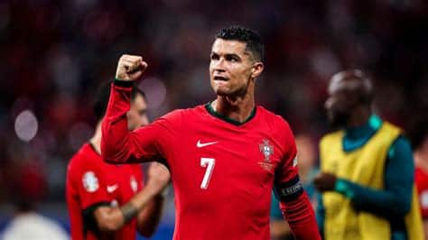 Write informative laconic excerpt under 30 words in mexican spanish for news below. Do not wrap it into quotation marks or html tags. playESPN FC crew disagree over Ronaldo&apos;s future with Portugal (2:52)Herculez Gomez and Alejandro Moreno aren&apos;t on the same page when it comes to Cristiano Ronaldo&apos;s future with the Portuguese national team. (2:52)Nov 16, 2024, 07:15 AM ETCristiano Ronaldo discussed the timeline around his potential retirement after setting a new record for most international wins in men&apos;s football on Friday.Portugal thrashed Poland 5-1 with their talisman scoring twice, including an acrobatic bicycle kick, to seal a UEFA Nations League quarterfinals spot for the Iberian nation.It marked Ronaldo&apos;s 132nd win in internationals, moving him past his former Real Madrid teammate Sergio Ramos, who racked up 131 with Spain.Speaking to reporters after the game, the 39-year-old Ronaldo insisted his focus remains on enjoying his football despite the looming spectre of retirement."I just want to enjoy [myself]," he said. "Plan for retirement? if it has to happen, in one or two years ... I don&apos;t know. I&apos;m turning 40 soon."I really want to enjoy, as long as I feel motivated I keep going. The day I don&apos;t feel motivated, I will retire."Ronaldo added that he has no intention to go into coaching when he does eventually hang up his boots.Cristiano Ronaldo scored twice for Portugal against Poland on Friday. Jose Manuel Alvarez Rey/JAR Sport Images/NurPhoto via Getty Images"I don&apos;t see myself managing a team; that&apos;s not in my plans," he said. "My future lies in other areas outside of football, although time will tell what happens."Ronaldo and Portugal take on Croatia in their final Nations League group game on Monday. ,Cristiano Ronaldo discutió su posible retiro tras batir récord de victorias internacionales con Portugal. Portugal venció a Polonia 5-1 en la UEFA Nations League.