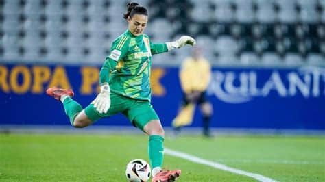 Write informative laconic excerpt under 30 words in mexican spanish for news below. Do not wrap it into quotation marks or html tags. Nov 16, 2024, 10:10 AM ETBayern Munich goalkeeper Maria Luisa Grohs has been diagnosed with a malignant tumor, she announced on Saturday as the club extended her contract in a sign of support.The 23-year-old has played in all of Bayern&apos;s games in the Women&apos;s Champions League this season including Tuesday&apos;s 3-0 win over Valerenga.Grohs will be out indefinitely so she can "concentrate fully on her recovery," Bayern said. The club extended her contract by a year through the end of next season.Grohs said in a video message that she was "very optimistic" ahead of her treatment."I&apos;m in the very best hands with the doctors here. The girls and everyone at the club are really supporting me in any way that they can," Grohs said."The whole thing is definitely a challenge that I didn&apos;t count on having to tackle now, but with the help of everyone here I&apos;ll certainly master it.Bayern Munich goalkeeper Mala Grohs has been diagnosed with cancer. Photo by Daniela Porcelli/Getty Images for DFB"I&apos;m going to try to be around the team as much as I can now to absorb the energy that the girls give and to be part of things, and then we&apos;ll surely see each other again very soon."Grohs joined Bayern in 2019 and has won three German titles in her time with the club. Grohs was called up to the German national team last month but had to withdraw because of an operation on her tonsils, and she has yet to make her senior international debut. ,Portera del Bayern Munich, Maria Luisa Grohs, diagnosticada con tumor maligno. El club extiende su contrato en muestra de apoyo.