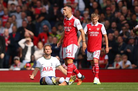 Write informative laconic excerpt under 30 words in mexican spanish for news below. Do not wrap it into quotation marks or html tags. Alessia Russo scored inside two minutes of the north London derby as Arsenal claimed 3-0 victory over Tottenham at the Tottenham Hotspur stadium. Goals from Frida Maanum and Stina Blackstenius added to Spurs&apos; woes that have seen them win just one of their last five Women&apos;s Super League (WSL) fixtures. It took Russo just 63 seconds to put Arsenal ahead when she latched onto Mariona Caldentey&apos;s through ball and fired past Becky Spencer from 12 yards."Today was massive," Russo said. "Not only is it another step in the league and the journey we are on but it&apos;s a derby."When you come to the club you know the standards and this is one of them. We knew what it [defeat] felt like and wanted to put it right. Enjoying myself and want to get better each day."Alessia Russo scored Arsenal&apos;s opening goal in 63 seconds.Photo by Justin Setterfield/Getty ImagesThe Spurs defence was breached again in the 22nd minute, as Maanum smoothly controlled Kim Little&apos;s pass and planted her shot in the bottom-left corner.Arsenal&apos;s interim manager Renee Slegers extended her unbeaten run since taking over from Jonas Eidevall, and substitute Blackstenius proved her talent once again, scoring with her third touch of the ball after coming off the bench. "We are a little bit more confident," Russo told BBC Sport of Slegers time in charge. "Things don&apos;t change overnight. She has allowed us a little bit of freedom up there and each game is getting better and better."It&apos;s been good to get a bit of consistency. We have to many talented forwards. It&apos;s learning each other&apos;s strengths and how we can play off each other."The three points move Arsenal to fourth in the WSL table, while Spurs sit seventh with seven points. ,Alessia Russo anotó dentro de los dos primeros minutos del derbi del norte de Londres, llevando al Arsenal a una victoria 3-0 sobre el Tottenham.