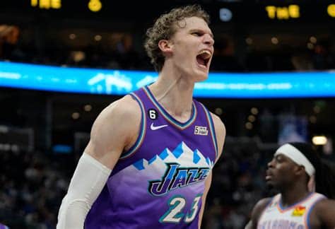 Write informative laconic excerpt under 30 words in mexican spanish for news below. Do not wrap it into quotation marks or html tags. Lauri Markkanen ha tenido un rendimiento destacado en temporadas anteriores, siendo uno de los jugadores más mejorados y con números impresionantes. A pesar de algunos altibajos y lesiones, Markkanen ha sido el foco principal del juego ofensivo de los equipos en los que ha jugado. El jugador finlandés ha demostrado su versatilidad como anotador y tirador desde el perímetro, convirtiéndose en una opción confiable para los equipos en los que ha jugado.,Lauri Markkanen, jugador destacado con versatilidad en anotación y tiro exterior, clave en equipos pese a altibajos y lesiones en temporadas anteriores.