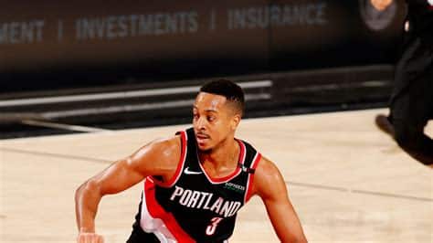 Write informative laconic excerpt under 30 words in mexican spanish for news below. Do not wrap it into quotation marks or html tags. CJ McCollum emerges as a veteran leader for Pelicans, playing 75 games in 2022-23 season McCollum delivers solid numbers with 20.9 points, 5.7 assists, and 4.4 rebounds per game McCollum brings stability and consistency to Pelicans as the team's third option La estrella de baloncesto CJ McCollum emerge como líder veterano de los Pelicans, jugando 75 partidos en la temporada 2022-23. McCollum registra números sólidos con 20.9 puntos, 5.7 asistencias y 4.4 rebotes por partido. Su presencia brinda estabilidad y consistencia al equipo de los Pelicans como tercera opción.,CJ McCollum lidera a los Pelicans con 20.9 puntos, 5.7 asistencias y 4.4 rebotes por partido, aportando estabilidad y consistencia como tercera opción.