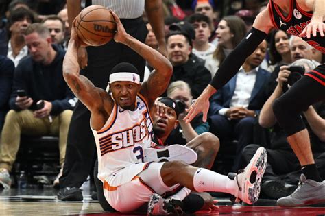 Write informative laconic excerpt under 30 words in mexican spanish for news below. Do not wrap it into quotation marks or html tags. Bradley Beal is expected to be the starting point guard for the Suns after being acquired by the team and joining a core of Devin Booker and Kevin Durant. (source: unknown) Beal's role as the focal point of the offense in Washington over the last four years has led to him averaging 27.1 points, 4.4 rebounds, 5.6 assists, and 1.1 steals. (source: unknown) Last season, Beal averaged 23.2 points for the Wizards and reached a new career high for assists per game with 6.6. (source: unknown),Se espera que Bradley Beal sea el base titular de los Suns tras unirse al equipo, fortaleciendo el núcleo con Devin Booker y Kevin Durant. Su promedio de puntos y asistencias lo respaldan.