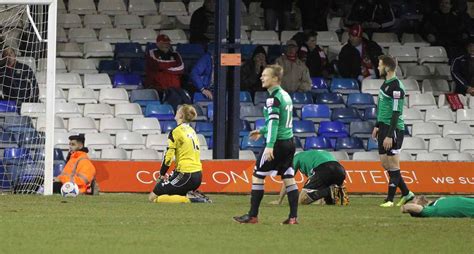 Write informative laconic excerpt under 30 words in mexican spanish for news below. Do not wrap it into quotation marks or html tags. Wrexham suffered their third league defeat of the season at Stockport County on Saturday as the Welsh side lost more ground in the race for automatic promotion from England&apos;s League One.Louie Barry, on loan from Premier League side Aston Villa, scored in the 24th minute after he collected a bouncing ball on the edge of the penalty area before expertly curling in his 12th goal of the season.Stockport dominated their Hollywood-owned visitors in the rest of the first half, with Callum Burton forced into several good saves to keep the deficit to just one.Louie Barry scored the only goal of the game as Wrexham were beaten by Stockport.Ben Roberts Photo/Getty ImagesWrexham head coach Phil Parkinson turned to the considerable resources on his bench early in the second period, with Oliver Rathbone and Paul Mullin immediately helping to turn the tide of momentum as the team searched for an equaliser.However, that search proved to be in vain as Stockport&apos;s resolute defence held out to earn an important win against the side they beat to top spot in League Two last season.The result means Stockport are within a point of Wrexham, who remain third on 28 points. Birmingham are two points ahead of them and have two games in hand, while Wycombe Wanderers are top with 32 and also have an extra game to play.,Wrexham sufre tercera derrota de la temporada ante Stockport County en la League One de Inglaterra. Louie Barry anotó el único gol. Stockport se acerca a Wrexham.