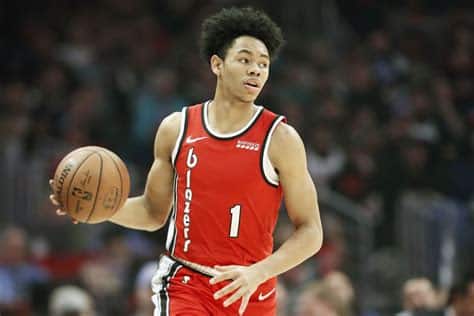 Write informative laconic excerpt under 30 words in mexican spanish for news below. Do not wrap it into quotation marks or html tags. Anfernee Simons cerró la temporada 2022-23 como el jugador número 101 en la NBA, promediando 21.1 puntos por partido, 4.1 asistencias, 0.7 robos y 3.4 triples. A pesar de obtener un contrato de extensión de cuatro años y $100 millones, se espera que Simons tenga un papel similar en la próxima temporada como uno de los primeros guardias que salen desde el banquillo. Sus aportes en diferentes categorías lo convierten en una opción interesante en diferentes formatos de draft, pero su relevancia en fantasy se ve limitada por su limitada capacidad para crear juego.,Simons, jugador clave en la NBA con contrato millonario, destaca en puntos y triples. Sin embargo, su capacidad de creación limita su valor en fantasía.