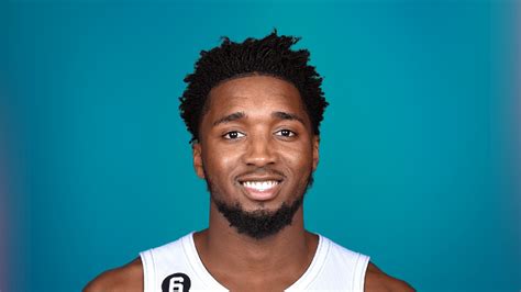 Write informative laconic excerpt under 30 words in mexican spanish for news below. Do not wrap it into quotation marks or html tags. Donovan Mitchell tuvo su mejor temporada de anotación con los Cavaliers, promediando 28.3 puntos por partido, junto con 4.4 asistencias, 4.3 rebotes y 1.5 robos en 68 apariciones. Después de su exitoso desempeño en los playoffs, Mitchell entra en la temporada 2023-24 como un escolta de fantasía de élite con mucho potencial de rendimiento. Mitchell se unió a los Cavaliers en un intercambio con el Jazz de Utah y se espera que continúe teniendo un papel importante en el equipo junto a Darius Garland y Jarrett Allen.,Donovan Mitchell brilló con los Cavaliers, promediando 28.3 puntos, 4.4 asistencias, 4.3 rebotes y 1.5 robos. Proyecciones lo colocan como escolta de élite en la temporada 2023-24.