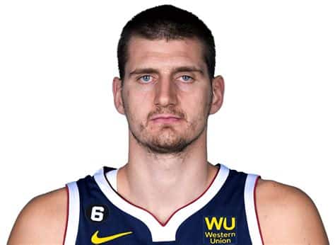 Write informative laconic excerpt under 30 words in mexican spanish for news below. Do not wrap it into quotation marks or html tags. Nikola Jokic, jugador de los Nuggets de la NBA, ha sido nombrado MVP de las Finales después de ganar dos títulos consecutivos. Jokic promedió 24.5 puntos, 11.8 rebotes y 9.8 asistencias por juego en la temporada pasada, liderando la liga en triples-dobles con 29. El centro serbio se ha consolidado como uno de los mejores jugadores ofensivos de la NBA y ha establecido un porcentaje de tiro verdadero de 70.1%.,Nikola Jokic, de los Nuggets de la NBA, gana segundo MVP de las Finales con impresionantes estadísticas de triple-dobles y 70.1% de tiro real.