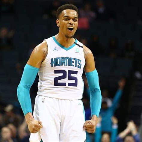 Write informative laconic excerpt under 30 words in mexican spanish for news below. Do not wrap it into quotation marks or html tags. Después de una negociación estancada, P.J. Washington ha llegado a un acuerdo de tres años con los Hornets para la temporada 2023-24. Washington tuvo un papel importante la temporada pasada, promediando 15.7 puntos, 4.9 rebotes, 0.9 robos, 1.1 bloqueos y 2.0 triples en 32.6 minutos por partido. Su rol podría verse afectado esta temporada debido al regreso de Miles Bridges y al fichaje de Mark Williams como el centro titular. Sin embargo, se espera que Washington tenga oportunidades de juego y continúe siendo valioso en las ligas estándar.,P.J. Washington llega a un acuerdo de tres años con los Hornets. Su rol podría cambiar, pero se espera que siga siendo valioso en la temporada.