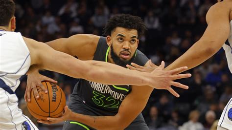 Write informative laconic excerpt under 30 words in mexican spanish for news below. Do not wrap it into quotation marks or html tags. Karl-Anthony Towns de los Timberwolves de Minnesota ha experimentado una disminución en su producción en las últimas temporadas, especialmente en rebotes, debido en parte a la llegada de Rudy Gobert al equipo. Towns ha sido afectado por lesiones en los últimos años y ha jugado menos de 50 partidos en tres de las últimas cuatro temporadas. A pesar de sus lesiones, Towns sigue siendo uno de los mejores centros de fantasía debido a su habilidad para anotar triples y su eficiencia en el campo.,Karl-Anthony Towns, Timberwolves de Minnesota, con baja en producción por llegada de Rudy Gobert. Lesiones han limitado su juego. Destaca en fantasía por triples y eficiencia.