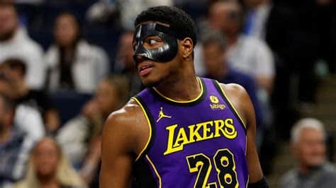 Write informative laconic excerpt under 30 words in mexican spanish for news below. Do not wrap it into quotation marks or html tags. Rui Hachimura, jugador de baloncesto japonés, firmó un contrato de tres años y $51 millones con Los Angeles Lakers tras un destacado desempeño en los playoffs de la temporada pasada. En la temporada regular, Hachimura tuvo promedios de 9.6 puntos, 4.7 rebotes y 0.7 asistencias en 22.3 minutos por partido. En los playoffs, el alero tuvo un promedio de 29 puntos y mostró su habilidad en el tiro exterior al convertir el 48.7% de sus intentos de tres puntos.,Rui Hachimura firma contrato millonario con Lakers tras sobresaliente desempeño en playoffs. Promedio de 29 puntos en postemporada. Habilidad en triples.