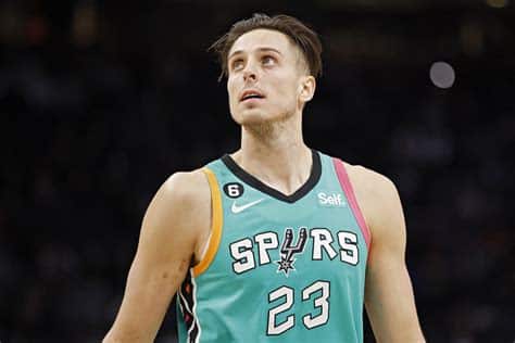 Write informative laconic excerpt under 30 words in mexican spanish for news below. Do not wrap it into quotation marks or html tags. El jugador de baloncesto Zach Collins ha tenido una carrera plagada de lesiones, limitando su tiempo de juego y su impacto en la cancha. Collins ha demostrado habilidades como anotador versátil y defensor en sus temporadas con los Portland Trail Blazers y San Antonio Spurs. A pesar de su potencial, las lesiones y la competencia en su posición han dificultado que Collins se establezca como un productor consistente en la NBA.,Zach Collins lucha contra lesiones en su carrera de baloncesto, complicando su impacto en la NBA a pesar de su versatilidad y habilidades demostradas.