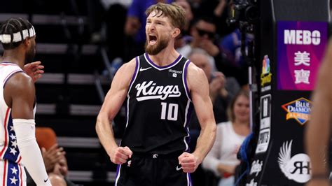 Write informative laconic excerpt under 30 words in mexican spanish for news below. Do not wrap it into quotation marks or html tags. Domantas Sabonis, jugador de baloncesto, tuvo una temporada consistente en la temporada 2022-23 con los Kings. Sabonis promedió 19.1 puntos, 12.3 rebotes y 7.3 asistencias en 79 partidos. A pesar de sus números destacados, los Kings no lograron llegar a los playoffs.,Domantas Sabonis destaca con Kings: promedió 19.1 puntos, 12.3 rebotes y 7.3 asistencias en 79 juegos, aunque el equipo no calificó a playoffs.