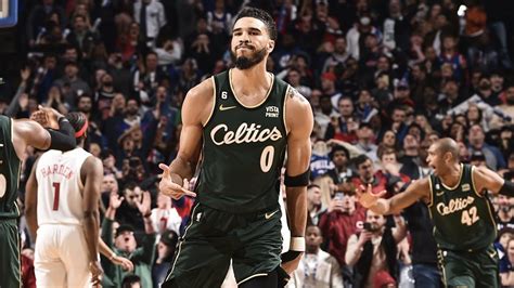 Write informative laconic excerpt under 30 words in mexican spanish for news below. Do not wrap it into quotation marks or html tags. Jayson Tatum de los Boston Celtics mejora sus estadísticas cada temporada Tatum promedió 30.1 puntos, 8.8 rebotes y 4.6 asistencias por partido en la temporada 2023-24 Con la adquisición de Kristaps Porzingis, Tatum jugará más tiempo de alero y se espera un aumento en sus asistencias,Jayson Tatum supera expectativas en los Celtics, con promedio de 30.1 puntos, 8.8 rebotes y 4.6 asistencias por partido en la temporada 2023-24. Tras la llegada de Porzingis, se prevé optimización en su juego.