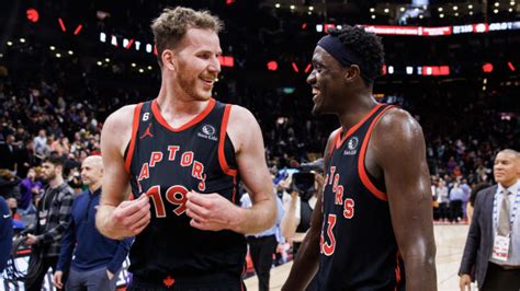 Write informative laconic excerpt under 30 words in mexican spanish for news below. Do not wrap it into quotation marks or html tags. Jakob Poeltl regresa a los Raptors después de ser enviado a los Spurs en un intercambio de Kawhi Leonard hace dos años. El centro de 27 años firmó un contrato de cuatro años y $80 millones en junio. En la temporada pasada, Poeltl promedió más de 12 puntos, nueve rebotes y un bloqueo en cuatro temporadas consecutivas, con un porcentaje de tiro de al menos el 61% desde el campo. Con el nuevo entrenador Darko Rajakovic, se espera que el sistema de los Raptors enfatice el movimiento del balón y una mayor participación de Poeltl en el juego de pase, lo que podría mejorar su producción en asistencias.,Jakob Poeltl regresa a los Raptors tras intercambio hace dos años. Firmó contrato por $80 millones. Se espera un aumento en su producción con nuevo entrenador.