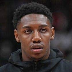 Write informative laconic excerpt under 30 words in mexican spanish for news below. Do not wrap it into quotation marks or html tags. RJ Barrett es un jugador de basquetbol que ha tenido altibajos en su carrera. En la temporada 2022-23 promedió 19.6 puntos, 5.0 rebotes, 2.8 asistencias y 1.7 triples por partido. Aunque sus estadísticas son valiosas, su eficiencia en el tiro ha sido problemática. El jugador de los Knicks, RJ Barrett, ha mejorado su rendimiento en su segunda temporada, promediando 17.6 puntos, 5.8 rebotes y 3.0 asistencias por partido. Aunque el equipo ha añadido nuevos jugadores, Barrett sigue siendo el alero titular y podría mantener sus minutos de juego. RJ Barrett tuvo una sólida temporada como novato, promediando 14.3 puntos, 5.0 rebotes y 2.6 asistencias por partido. Aunque sus números de eficiencia fueron bajos, se espera que tenga un papel destacado en los Knicks y tenga la oportunidad de demostrar su valía.,RJ Barrett, jugador de los Knicks, ha mostrado altibajos en su carrera. Sus estadísticas son valiosas, pero su eficiencia en el tiro es problemática.