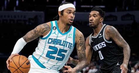 Write informative laconic excerpt under 30 words in mexican spanish for news below. Do not wrap it into quotation marks or html tags. P.J. Washington firma un nuevo contrato de tres años con los Hornets Washington tuvo un promedio de 15.7 puntos por partido la temporada pasada Se espera que su rol disminuya esta temporada debido a la presencia de otros jugadores Después de un impasse en las negociaciones, P.J. Washington finalmente ha firmado un nuevo contrato de tres años con los Hornets. La temporada pasada, Washington promedió 15.7 puntos, 4.9 rebotes, 0.9 robos, 1.1 bloqueos y 2.0 triples en 32.6 minutos por partido. Sin embargo, se espera que su rol disminuya esta temporada debido al regreso de Miles Bridges y el papel protagónico de Mark Williams. Aunque seguirá teniendo minutos en la cancha, Washington podría ser más valioso como un jugador de rotación en las ligas estándar. Además, la situación de Bridges podría tener un impacto importante en el rendimiento de Brandon Miller.,Tras impasse, P.J. Washington firma contrato de 3 años con Hornets. Su rol disminuirá esta temporada. Promedio de 15.7 puntos el año pasado.