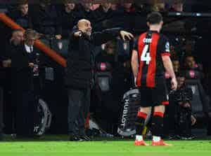 Write informative laconic excerpt under 30 words in mexican spanish for news below. Do not wrap it into quotation marks or html tags. Antoine Semenyo scored for Bournemouth in the 9th minute of their Premier League match against Manchester City.Photo by Catherine Ivill - AMA/Getty ImagesAntoine Semenyo and Evanilson got on the scoresheet as Bournemouth held on for a shock 2-1 victory over champions Manchester City on Saturday, ending City&apos;s unbeaten streak in the Premier League at 32 games.The loss dropped Pep Guardiola&apos;s City to second in the table with 23 points after 10 matches, two points behind Liverpool, while the Cherries, who had lost to City in their 14 previous league meetings by a combined score of 45-7, climbed to eighth spot.Bournemouth were rewarded for their strong start with Semenyo&apos;s ninth-minute goal. Milos Kerkez superbly worked the ball up the left side to the byline before sending a low cross to Semenyo, who turned on the ball and beat keeper Ederson.Evanilson doubled the home side&apos;s lead in the 64th minute when he latched on to Kerkez&apos;s cross and slotted it home.City created a nervy finish after pulling a goal back in the 82nd minute, when Josko Gvardiol leapt to meet Ilkay Gundogan&apos;s cross, his looping header pushed in off the bar by Mark Travers.City&apos;s start striker Erling Haaland hit the post from close range deep in injury time. ,Antoine Semenyo y Evanilson marcaron en la sorpresiva victoria 2-1 del Bournemouth sobre el Manchester City, rompiendo su racha invicta de 32 partidos en la Premier League.