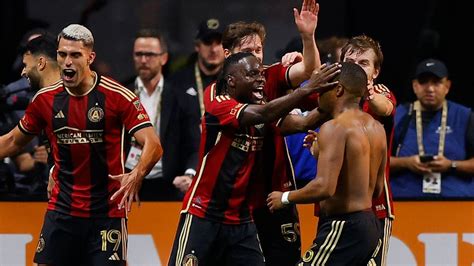 Write informative laconic excerpt under 30 words in mexican spanish for news below. Do not wrap it into quotation marks or html tags. playXande Silva&apos;s late stunner forces Game 3 for Atlanta (1:53)Xande Silva&apos;s rocket in the 94th minute earns Atlanta United a 2-1 win over Lionel Messi&apos;s Inter Miami in the MLS Eastern Conference playoffs. (1:53)Nov 2, 2024, 09:50 PM ETXande Silva scored with about a minute to go in stoppage time shortly after a goal by Lionel Messi was waved off for a clear offside, giving ninth-seeded Atlanta United a 2-1 victory over Inter Miami on Saturday night to level the best-of-three first-round MLS playoff series at one game apiece.Silva blasted a right-footed shot into the top left corner to beat goalkeeper Drake Callender in the 94th minute. The Atlanta player celebrated by ripping off his shirt and dancing in front of the supporters section at Mercedes-Benz Stadium while the announced crowd of 68,455 roared in celebration.Messi had plenty of good scoring chances but only found the back of the net with the flag raised for offside. Atlanta United took off the other way for Silva&apos;s game winner.United rallied from a 1-0 halftime deficit, the result of a huge error by keeper Brad Guzan, to force a decisive game next Saturday in South Florida. Atlanta has a chance to pull off a major upset, having finished a whopping 34 points behind Messi&apos;s star-studded squad, which won the MLS Supporters&apos; Shield and broke the all-time points record.Derrick Williams tied the game in the 58th minute after a corner kick was turned away by the Herons. Pedro Amador sent a cross back into the box from long range and Williams dove to get a head on it, skipping it past Callender.Guzan&apos;s blunder handed Miami the opening goal in the 40th minute.After easily grabbing a cross into the box, Guzan went to boot the ball away -- only to stumble and loose control with Miami&apos;s Federico Redondo running along beside him. Redondo sent the free ball to David Martínez, who casually flicked it over four United defenders into the unguarded goal while Guzan looked on helplessly.The 40-year-old keeper claimed he was interfered with by Redondo, but the replay clearly showed Guzan tripped himself up.Messi misfired on at least three shots, going wide a couple of times before blasting one over the net in the 83rd with Miami pressing for the go-ahead goal. He walked away rubbing his beard, clearly frustrated at his lack of accuracy.In the 89th, United missed a chance to grab the lead when Saba Lobjanidze rocketed one off the crossbar. Bartosz Slisz collected the ricochet, but fired it over the net.Silva made sure it didn&apos;t matter.Miami won the opening game of the series 2-1 at home.The winner of Game 3 will advance to the conference semifinals, facing the team that emerges from the Orlando-Charlotte series. Those teams are also tied 1-1.Information from The Associated Press contributed to this report. ,Xande Silva anota gol épico en el minuto 94 para Atlanta United, igualando serie de playoffs de la MLS con Inter Miami.