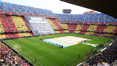 Write informative laconic excerpt under 30 words in mexican spanish for news below. Do not wrap it into quotation marks or html tags. Valencia paid tribute to the victims of the deadly floods in the region. GettyValencia made an emotional return to action with a 4-2 win against Real Betis at Mestalla on Saturday after flooding in the region took the lives of at least 221 people last month.It marked Valencia&apos;s first match since flood waters swept through the province after heavy rainfall on Oct. 29, with games against Real Madrid, Espanyol and Parla Escuela subsequently postponedThe club used the occasion to raise money for the affected areas and to pay tribute to those who died, with players and supporters in tears before kick-off.Defender César Tárrega -- whose family home in Aldaya was flooded last month and who was among those visibly affected pre-game -- then opened the scoring as Valencia went on to secure their first win since Sept. 21.Betis levelled through a Hugo Duro own goal, but two Duro goals at the right end and another from Diego López paved the way for Los Che to move off the bottom of the LaLiga table with just their second victory of the campaign.Chimy Ávila netted a consolation for Betis but Valencia held on for the three points on a day as memorable for events off the pitch as on them.Valencia had announced that all the match day revenue would be donated to help support and regenerate the towns which were hit hardest, while the players also wore black, instead of their usual white home kit, as a mark of respect.Before the match, a giant Senyera -- the flag of the region -- covered the playing surface as the two sets of players emerged from the tunnel and carried a giant black memorial symbol on to the pitch.The region&apos;s anthem was then played as an enormous tifo was unveiled displaying the names of the towns and villages affected, sparking tears among the Valencia players and the supporters.It was Valencia&apos;s first game since a 1-1 draw at Getafe on Oct. 27 and their first at home since a 3-2 loss to Las Palmas on Oct. 21.After the flooding, their Copa del Rey trip to Parla Escuela was suspended, as well as their home game against Madrid in LaLiga on Nov. 2.Villarreal&apos;s LaLiga fixture against Rayo Vallecano was also called off that weekend, along with second division matches involving Levante, Castellón and Eldense, who are all based in and around the affected areas.Several LaLiga coaches, including Atlético Madrid&apos;s Diego Simeone, argued the scale of the catastrophe should have seen all football across Spain halted at the time.Valencia were the last of those five clubs to return to action, though, with Villarreal, Levante, Castellón and Eldense all having played games in the last two weeks.The cleanup effort across the region is ongoing. It is expected to take months, if not longer, to regenerate the homes and businesses which have been destroyed.The latest fatality account, issued on Friday, remains at 221, with another five people still registered as missing. ,Valencia rinde homenaje a las víctimas de las mortales inundaciones en la región, conmoviendo en su victoria 4-2 sobre Real Betis.