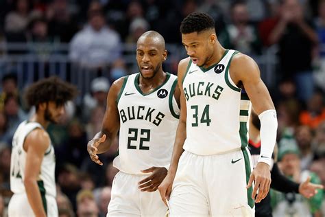 Write informative laconic excerpt under 30 words in mexican spanish for news below. Do not wrap it into quotation marks or html tags. El jugador de baloncesto Khris Middleton de los Bucks de Milwaukee se sometió a una cirugía en la rodilla después de la derrota de su equipo en los playoffs El entrenador de los Bucks, Mike Budenholzer, espera que Middleton regrese al inicio de la temporada regular A pesar de las lesiones y la adición de Damian Lillard al equipo, se espera que Middleton tenga una temporada de rebote y mantenga su rendimiento consistente,El jugador Khris Middleton de los Bucks se sometió a cirugía en la rodilla. Se espera su regreso para la temporada regular.