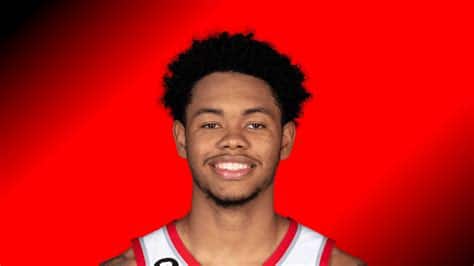 Write informative laconic excerpt under 30 words in mexican spanish for news below. Do not wrap it into quotation marks or html tags. Anfernee Simons no ha logrado alcanzar la élite y su valor fantasy sigue siendo incierto. A pesar de graduarse como titular en la temporada 2021-2022, una lesión en la rodilla puso fin prematuramente a su campaña. Simons ha demostrado mejoras en su juego de triples, pero su relevancia fantasy puede verse limitada por su baja producción en asistencias.,Anfernee Simons, en duda fantasy tras lesión en rodilla pese a mejoras en triples. Baja producción en asistencias limita su relevancia en el juego.