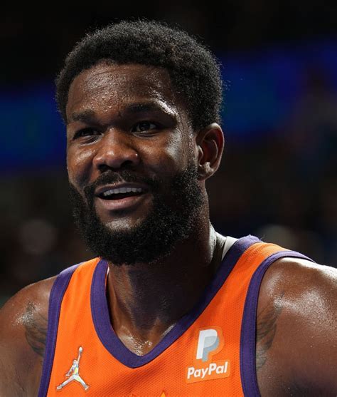 Write informative laconic excerpt under 30 words in mexican spanish for news below. Do not wrap it into quotation marks or html tags. Deandre Ayton promedió 18.0 puntos y 10.0 rebotes en la temporada 2022-23, manteniendo su racha de cinco temporadas seguidas promediando un doble-doble. Ayton estableció nuevas marcas personales en tiros libres, promediando 3.0 intentos y 2.3 aciertos por partido. Sin embargo, sus promedios de rebotes y rebotes ofensivos fueron los más bajos de su carrera. Defensivamente, no tuvo un desempeño destacado en bloqueos y robos. A pesar de eso, Ayton ayudó a llevar a los Suns a su tercera temporada consecutiva como uno de los cuatro mejores equipos del Oeste. Sorprendentemente, Ayton fue intercambiado por Jusuf Nurkic en un acuerdo que involucró a Damian Lillard, lo que lo llevó a unirse a los Trail Blazers como el centro titular. Sin Kevin Durant y Devin Booker en el equipo, se espera que Ayton tenga un mayor protagonismo en la ofensiva y pueda registrar muchos partidos de 20 puntos y 10 rebotes en Portland. Ayton mostró poco progreso desde que fue seleccionado como la primera selección global en 2018, lo que genera escepticismo sobre su techo como jugador de fantasía. Aunque destaca en rebotes y eficiencia de tiros, su limitado espectro de habilidades en fantasía lo hace tener un valor moderado en las rondas intermedias de la mayoría de los formatos estándar.,Deandre Ayton fue traspasado a los Trail Blazers para unirse como centro titular. Se espera que aumente su protagonismo ofensivo sin Durant y Booker.