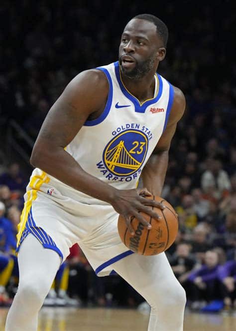 Write informative laconic excerpt under 30 words in mexican spanish for news below. Do not wrap it into quotation marks or html tags. Draymond Green regresa con los Golden State Warriors al firmar un contrato de cuatro años y $100 millones. Fuente: Información ofrecida por los Warriors.,Draymond Green firma contrato de $100 millones por 4 años con los Golden State Warriors. Fuente: Warriors.