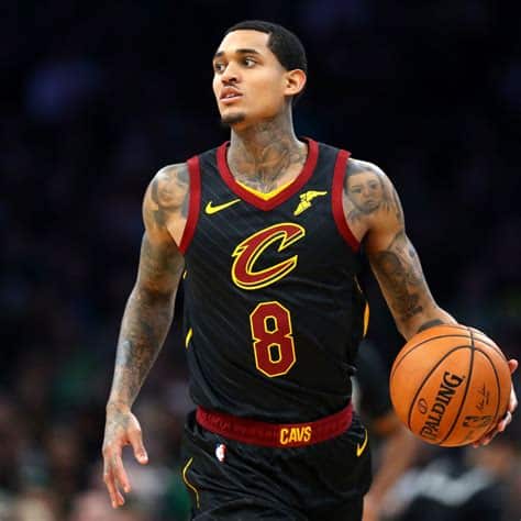 Write informative laconic excerpt under 30 words in mexican spanish for news below. Do not wrap it into quotation marks or html tags. Jordan Clarkson, jugador de baloncesto, se unió al equipo de Utah Jazz. Clarkson promedió 20.8 puntos por partido y 4.4 asistencias la temporada pasada. El papel de Clarkson en los Jazz aún está por determinarse, pero se espera que continúe siendo una fuente sólida de puntos y triples.,Jordan Clarkson, nuevo fichaje del Utah Jazz, aportará puntos y triples tras promediar 20.8 puntos y 4.4 asistencias por partido la temporada pasada.