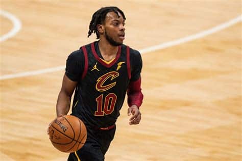 Write informative laconic excerpt under 30 words in mexican spanish for news below. Do not wrap it into quotation marks or html tags. Darius Garland, jugador de los Cavaliers de Cleveland, buscará asumir un rol de liderazgo en su quinta temporada en la NBA. Garland tuvo una destacada temporada pasada, promediando 21.7 puntos, 3.3 rebotes y 8.6 asistencias por juego. A pesar de la llegada de Donovan Mitchell al equipo, se espera que Garland siga siendo una pieza clave en la ofensiva de los Cavaliers.,Darius Garland, Cavs Cleveland, liderazgo en 5ta temporada NBA. Promedio 21.7 puntos, 3.3 rebotes, 8.6 asistencias. Clave en ofensiva ante Donovan Mitchell.