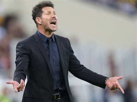 Write informative laconic excerpt under 30 words in mexican spanish for news below. Do not wrap it into quotation marks or html tags. Diego Simeone&apos;s 700th game in charge of Atlético Madrid ended in a late 2-1 win over Deportivo Alaves in LaLiga after Alexander Sørloth rescued the home side with an 86th-minute winner at the Metropolitano Stadium on Saturday.Alaves took an early lead from the penalty spot but Antoine Griezmann equalised in the 76th minute with a spot kick of their own before second-half substitute Sørloth bagged his fifth goal of the season to seal all three points.Atlético provisionally moved up to second in LaLiga, four points behind leaders Barcelona who have two games in hand, while Alaves dropped to 16th."It&apos;s an incredible amount, 700 games. Congratulations to him. The result is for him and the supporters," Simeone&apos; son Giuliano, who livened things up in the second half and earned the man-of-the-match award, said."Alaves came here to compete and they fought hard, they made it difficult for us. That&apos;s the way they are, that&apos;s how they always play."I&apos;m happy for what I was able to do when I came on but what&apos;s more important is that we won the game."Atlético found themselves on the backfoot in the seventh minute when Javi Galan conceded a penalty with a handball when he had his arm raised to block a cross and Jon Guridi made no mistake from the spot when he sent Jan Oblak the wrong way.The Metropolitano crowd fell silent after going 1-0 down but they found their voice when Griezmann set up Samuel Lino, who saw his shot smash into the crossbar before the visitors cleared the ball.As Alaves stood firm in defence, a few boos and whistles could be heard as Atletico failed to make better use of their possession and played wasteful passes in the final third while Antonio Sivera was alert to danger and made several saves.Simeone made two halftime substitutions with Giuliano and Sorloth coming on while Julian Alvarez was introduced at the hour mark, but Alaves&apos; disciplined defence kept the home side at bay.Giuliano galvanised their attack and he seemed to be everywhere, popping up on both flanks, and he nearly scored an equaliser from a counter-attack when he raced through on goal, only to see his shot saved by the outstretched leg of Sivera.Atletico received a lifeline in the 74th minute when Sorloth&apos;s header hit the arm of defender Abdel Abqar to earn a penalty and although Sivera dived in the right direction, Griezmann&apos;s spot kick found the back of the net.With a draw on the cards, Rodrigo De Paul spotted Sørloth making a run in behind and the Norwegian&apos;s thunderous strike squeezed in at the near post to give Atlético the win."We&apos;re very sad, we played very well in the first half and started well in the second. We knew we&apos;d be under constant pressure and the penalty hurt us," Alaves defender Nahuel Tenaglia said."We just have to turn the page and put this result behind us.",Diego Simeone alcanzó su juego número 700 dirigiendo al Atletico Madrid con victoria 2-1 sobre Deportivo Alaves en LaLiga. Sørloth marcó el gol ganador.