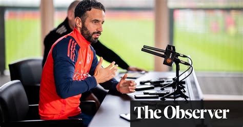 Write informative laconic excerpt under 30 words in mexican spanish for news below. Do not wrap it into quotation marks or html tags. playAmorim believes he&apos;s &apos;the right guy&apos; for the Manchester United job (0:57)Ruben Amorim expresses belief in himself and his squad to turn Manchester United&apos;s season around. (0:57)Manchester United boss Rúben Amorim has admitted Pep Guardiola&apos;s new contract at Manchester City is "a problem for everybody."Amorim has been tasked with bringing the Premier League title back to Old Trafford after succeeding Erik ten Hag as head coach.The 39-year-old&apos;s arrival has coincided with Guardiola&apos;s decision to sign a new two-year contract, which will keep him at the Etihad Stadium until 2027.Given his ambitions with United, Amorim said it is not ideal that Guardiola, who has won the league title in six of the last seven seasons, is sticking around."I think it&apos;s a problem for everybody but we have so much to do we cannot focus on anybody," Amorim said. "We just have to focus on improving our club and not focus on the other clubs. It&apos;s amazing, if you can beat that team it&apos;s a good sign but we are focused on Manchester United."Amorim, who will take charge of his first game against Ipswich on Sunday, is looking to become the first United manager to win the title since Sir Alex Ferguson retired in 2013.Still only two weeks into the job, he said he is "not yet had the opportunity" to meet Ferguson. Despite the Scot&apos;s unbelievable success at the club, Amorim said he is not in Manchester "to copy" the legendary manager."It&apos;s not to copy someone, so I have to be me," he said. "We have to be very demanding. This is a club that has to win things, we have to show that to our players. But it&apos;s a different time. I cannot be the same guy that Alex Ferguson was. It&apos;s a different time and I need to have a different approach but I can also be demanding with that different approach."Amorim has been parachuted into the United job following a miserable start to the season under Ten Hag.The former Sporting CP coach, who hinted that he would have preferred to stay in Portugal until the end of the season before moving on, admitted that trying to implement his methods halfway through the campaign will be tough."It&apos;s so much harder to come to the team in the middle of the season because you have to get to know the players during the games," Amorim said."You are talking about no national team periods to work with the players, it&apos;s just games. It depends. If you are winning it&apos;s a lot of fun, having a lot of games, trying to make changes tactically and winning games."But if you are losing you don&apos;t have time in training to work out everything you want to work on. To improve a team, training is the most important aspect."Players can recover very fast but if you don&apos;t do any exercise with that it&apos;s really hard to do that in video or recovery training sessions. It&apos;s really hard but we&apos;ll try to find ways to cope with that." ,Amorim cree ser el indicado para el trabajo en Manchester United, a pesar de la extensión del contrato de Guardiola con el Manchester City.