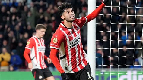 Write informative laconic excerpt under 30 words in mexican spanish for news below. Do not wrap it into quotation marks or html tags. playUSMNT&apos;s Ricardo Pepi nets hat trick in PSV&apos;s 5-0 win (0:58)Ricardo Pepi continues his fine run of form for club and country with a three-goal performance for PSV. (0:58)Nov 23, 2024, 06:17 PM ETUnited States striker Ricardo Pepi continued his rich vein of scoring form, netting a hat trick in PSV Eindhoven&apos;s 5-0 victory over FC Groningen in the Dutch Eredivisie Saturday.Pepi, who scored for the U.S. in both legs of its Concacaf Nations League quarterfinal win over Jamaica in the recent international break, has now scored six goals in his last four appearances for club and country.His hat trick put the 21-year-old top of the Eredivisie scoring charts, level on nine goals with FC Twente&apos;s Sem Steijn. Pepi has amassed that total despite starting just four times in his 12 appearances in the Netherlands&apos; top division.PSV top the standings, eight points clear of second-placed Utrecht but having played two games more.Olivier Boscagli and Guus Til got the first and third goals for PSV, but it was Pepi who stole the show against the team he played for on loan during the 2022-23 season.His first goal, in the 37th minute, was a superb solo effort, sprinting in from the right touchline and driving into the penalty area before chipping the ball over the Groningen goalkeeper.Pepi&apos;s second came in the 64th minute, after beating a defender and finding the bottom corner of the net. And the former FC Dallas starlet completed his hat trick with 12 minutes remaining with a well-placed header from 6 yards out. ,Ricardo Pepi, delantero de EE. UU., destaca con un hat trick en la victoria 5-0 del PSV Eindhoven sobre el FC Groningen en la Eredivisie holandesa.