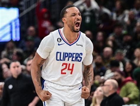 Write informative laconic excerpt under 30 words in mexican spanish for news below. Do not wrap it into quotation marks or html tags. Norman Powell es uno de los mejores anotadores suplentes en la NBA, promediando 17.0 puntos por partido la temporada pasada. A pesar de su habilidad para anotar, Powell tiene un perfil fantasy limitado, ya que aporta pocos rebotes, asistencias, robos y bloqueos. En los Clippers, Powell se encuentra en una rotación de alas con mucha competencia, pero su capacidad para anotar eficientemente lo hace valioso en el equipo.,Norman Powell, anotador suplente talentoso en la NBA, destaca por su eficiencia encestadora. Limitado en fantasy por su aporte más focalizado en puntos.