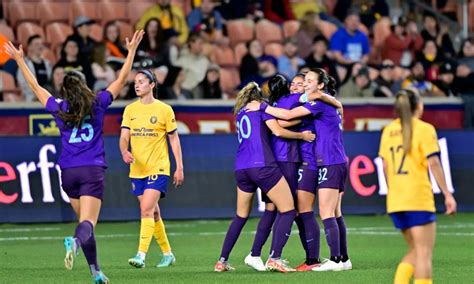 Write informative laconic excerpt under 30 words in mexican spanish for news below. Do not wrap it into quotation marks or html tags. playBarbra Banda gets the breakthrough for Orlando (0:57)Barbra Banda&apos;s smart turn and finish gives Orlando Pride a 1-0 lead over Washinton Spirit in the NWSL championship game. (0:57)Nov 23, 2024, 10:19 PM ETKANSAS CITY, Mo. -- Barbra Banda&apos;s goal stood up as the game-winner to lift the Orlando Pride to their first NWSL Championship in a 1-0 victory over the Washington Spirit on Saturday at CPKC Stadium.With the win, the Pride became the first team since 2019 to follow up winning the NWSL Shield (best regular-season team) with an NWSL Championship, and the third time it has ever happened.Banda broke the deadlock in the 37th minute when she latched onto a ball played in behind by midfielder Angelina. Banda cut back inside onto her left foot and distanced herself from Spirit defender Esme Morgan to hit a left-footed shot that beat Spirit goalkeeper Aubrey Kingsbury.The goal was Banda&apos;s fourth of the playoffs, setting a new single postseason NWSL record. She also scored in all three playoff games this postseason, which is a new league record.Spirit head coach Jonatan Giráldez argued with the fourth official following the goal, which came after a strong challenge from Angelina on Spirit midfielder Leicy Santos.The physical first half featured 14 combined fouls and three yellow cards.Spirit forward Rosemonde Kouassi was cautioned in the 28th minute for dragging down Banda on a counterattack.Three minutes later, Pride defender Kerry Abello received a yellow card for an open-field trip of Spirit forward Trinity Rodman.Washington midfielder Hal Hershfelt entered the books for a hard challenge only moments before halftime.Washington nearly equalized two minutes into the second half, when Kouassi got her head on Rodman&apos;s cross at the 6-yard box, but Pride goalkeeper Anna Moorhouse made a quick reaction save.Orlando came close to doubling its lead near the hour mark when Banda broke free again in the open field. Marta, playing in her first NWSL Championship, sprinted to join her on the counterattack, but Banda did not play the ball centrally to her open teammate.The Pride held on as Washington pushed for a late equalizer. Orlando had not lost when leading at halftime in 15 previous occasions this season.Orlando is the fourth team in league history to win in its first appearance in an NWSL Championship game.Washington appeared in two previous finals, winning the title in 2021. ,Barbra Banda hizo el gol ganador para Orlando Pride en el Campeonato de la NWSL al vencer 1-0 a Washington Spirit. Banda marcó su cuarto gol en playoffs.