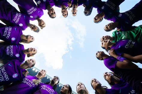 Write informative laconic excerpt under 30 words in mexican spanish for news below. Do not wrap it into quotation marks or html tags. playBarbra Banda gets the breakthrough for Orlando (0:57)Barbra Banda&apos;s smart turn and finish gives Orlando Pride a 1-0 lead over Washinton Spirit in the NWSL championship game. (0:57)Nov 23, 2024, 10:46 PM ETKANSAS CITY, Mo. -- The Orlando Pride won the 2024 NWSL Championship on Saturday, defeating the Washington Spirit 1-0 thanks to a first-half goal from forward Barbra Banda.The victory capped off a historic season for a Pride franchise that was once the doormat of the NWSL.Orlando started this season unbeaten through 23 games -- a league record -- and became the first team since 2019 to win the Shield and Championship in the same season.Here are the big talking points from CPKC Stadium.Banda leaves her mark againBanda capped off her historic first season in the NWSL with a goal in the final, her fourth tally of the postseason -- a new record.Banda had 13 goals in the regular season and, after a cold scoring stretch this fall, came alive again in the postseason. Banda scored in all three rounds of the playoffs, a first since the NWSL expanded to a three-round postseason in 2021.Spirit center-backs Esme Morgan and Tara McKeown got too tight to Banda a couple of times in the first half, and it cost Washington in the 37th minute, when Banda spun McKeown around midfield and then beat Morgan on the dribble to score.Like Golden Boot and MVP winner Temwa Chawinga of the Kansas City Current, Banda has felt inevitable this season. Play her too tight as a defender, and she&apos;ll spin you, as she did on that goal and her goal in the semifinal against Kansas City last week. Drop off and you risk being flat-footed as Banda runs at you (and she is faster than just about every defender in this league).She&apos;s one of the best players in the world, and she rose to the occasion in Orlando&apos;s biggest game in history. Banda was named the game&apos;s MVP.Marta gets her momentOrlando Pride forward Marta said all week that this game was the most important of her career. It was an ironic statement for a six-time world player of the year who has played in a World Cup final and three Olympic gold-medal matches but, with her mom in the United States for the first time to watch the match -- and having endured so many awful seasons with Orlando -- Marta won her first NWSL Championship and first domestic U.S. title since 2011.She wowed the crowd with the occasional tricky pass and had an opportunity to open the scoring 14 minutes into the match.Marta&apos;s moment looked like it would come around the hour mark when she sprinted forward to join Banda in a counterattack. The Brazil star was wide open in the middle of the field, but Banda appeared to not see her and never played a pass.playOrlando pride celebrates its first NWSL championshipThe final whistle sparks wild celebrations from the Orlando Pride players after they hold off Washington Spirit for a 1-0 win.Still, the 38-year-old was a focal point for Orlando during the run of play and in the huddle. After Banda&apos;s goal, there was a long delay as the Pride huddled inside Washington&apos;s half, with captain Marta in the middle delivering an impassioned speech.Marta said this week that she wants to play another two years. This was her best shot to win an NWSL Championship, and she earned it.Spirit struggle to find their feetWashington is a team that loves to win the ball high up the field and make their opponents pay in transition, but the Spirit had few such opportunities on Saturday.Forward Trinity Rodman never found the space on the flank that she desired, despite forcing Orlando full-back Kerry Abello into a yellow card in the first half, and Washington&apos;s midfield struggled to take control of the game against a compact Pride defense. A first-half yellow card to Spirit holding midfielder Hal Hershfelt didn&apos;t help Washington in trying to set the tone.Washington had individual moments of brilliance at times from forward Rosemonde Kouassi, but the Pride did an incredible job shutting off supply to the midfield and shutting down the forward line of Rodman, Kouassi and Ashley Hatch.Orlando&apos;s defense, led by NWSL Defender of the Year Emily Sams, was phenomenal all season, giving up a league-low 20 goals in the regular season. Sams and her teammates stepped in front of almost every shot on Saturday, and Pride goalkeeper Anna Moorhouse came up with a big save on Kouassi early in the second half.For all of the Spirit&apos;s success, they struggled to come from behind this season. Washington fell to 1-1-5 (W-D-L) when trailing at half-time this season, and the lone win was against last-place Houston back in April. ,Orlando Pride gana campeonato NWSL 2024 tras derrotar a Washington Spirit 1-0, destacando el gol de Barbra Banda en la final. Histórica temporada para Pride.