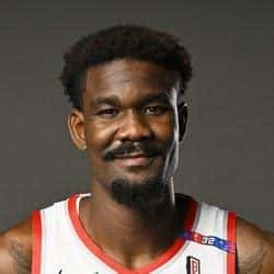 Write informative laconic excerpt under 30 words in mexican spanish for news below. Do not wrap it into quotation marks or html tags. Deandre Ayton promedió 18,0 puntos y 10,0 rebotes en la temporada 2022-23. Ayton estableció nuevos récords personales en tiros libres, promediando 3,0 intentos y 2,3 aciertos por partido. A pesar de su bajo rendimiento defensivo, Ayton ayudó a llevar a los Suns a ser uno de los equipos de élite en la Conferencia Oeste.,Deandre Ayton impresiona en la temporada 2022-23 con récords personales de puntos y rebotes, siendo clave en el éxito de los Suns en el Oeste.