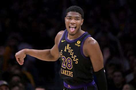 Write informative laconic excerpt under 30 words in mexican spanish for news below. Do not wrap it into quotation marks or html tags. Rui Hachimura, exjugador de los Washington Wizards, fue traspasado a Los Angeles Lakers en enero. Hachimura tuvo un rendimiento modesto en la temporada regular con los Lakers, promediando 9.6 puntos y 4.7 rebotes en 22.3 minutos por juego. Sin embargo, en los playoffs, Hachimura tuvo un destacado desempeño, promediando 29 puntos en el primer juego y varios partidos con más de 20 puntos. El jugador Rui Hachimura fue traspasado de los Washington Wizards a Los Angeles Lakers en enero. Durante la temporada regular, tuvo un rendimiento modesto, pero en los playoffs mostró un gran desempeño, anotando 29 puntos en el primer juego y varios partidos con más de 20 puntos.,El exjugador de los Wizards, Rui Hachimura, se unió a los Lakers en enero. Modesto en temporada regular, brilló en playoffs con 29 puntos y múltiples partidos de más de 20.