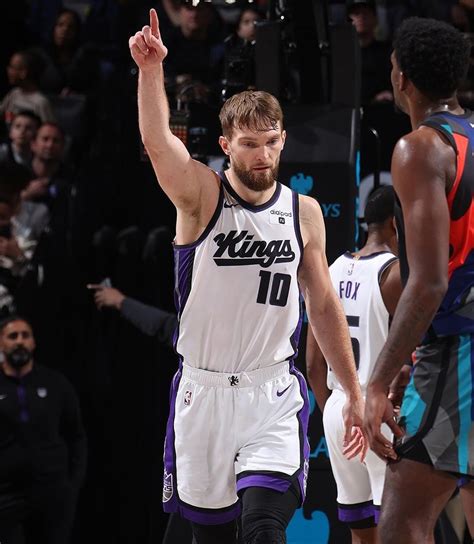 Write informative laconic excerpt under 30 words in mexican spanish for news below. Do not wrap it into quotation marks or html tags. Domantas Sabonis, jugador de los Kings, tuvo una temporada consistent como una de las principales estrellas del equipo, promediando 19.1 puntos, 12.3 rebotes y 7.3 asistencias. Fue parte del éxito del equipo al llegar a los playoffs por primera vez desde la temporada 2005-2006. (Fuente: RotoWire) Sabonis es conocido por su habilidad para hacer dobles-dobles en cada partido, promediando al menos 18.5 puntos y 12.0 rebotes durante las últimas tres temporadas. Aunque no es un gran bloqueador, su capacidad para entregar asistencias desde la posición de centro y sus números de rebote elite lo convierten en una opción valiosa en el draft de fantasy en el segundo o tercer round. (Fuente: RotoWire) Sabonis, quien fue nombrado All-Star en la temporada 2019-2020, promedió 20.3 puntos, 12.0 rebotes, 6.7 asistencias y 1.7 robos y bloqueos combinados la temporada pasada. Sus números mejoraron en casi todas las categorías y ocupó el puesto 18 en fantasy en promedio por partido, lo que lo convierte en una selección popular en la tercera o cuarta ronda del draft. (Fuente: RotoWire),Domantas Sabonis brilló en los Kings, liderando en puntos, rebotes y asistencias. Una estrella en ascenso con gran valor en fantasy.