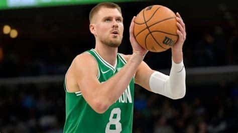 Write informative laconic excerpt under 30 words in mexican spanish for news below. Do not wrap it into quotation marks or html tags. En junio, Kristaps Porzingis fue transferido a los Boston Celtics en un intercambio entre tres equipos. Porzingis se suma a los Celtics como una amenaza en el poste bajo para una ofensiva que ha dependido demasiado del juego exterior. El acuerdo muestra que Boston confía en el potencial de Porzingis, a pesar de sus lesiones, y buscará manejar los minutos de sus dos grandes hombres frágiles, Porzingis y Al Horford, de manera cuidadosa.,En junio, Kristaps Porzingis se unió a los Boston Celtics como refuerzo en el poste bajo para fortalecer su ofensiva.