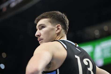 Write informative laconic excerpt under 30 words in mexican spanish for news below. Do not wrap it into quotation marks or html tags. Bogdan Bogdanovic de los Atlanta Hawks tuvo una sólida temporada 2021-2022, promediando 15.1 puntos por partido como sexto hombre. El alero serbio ha mostrado eficiencia en su juego, pero su tiempo en cancha ha sido limitado debido a la presencia de Trae Young y Dejounte Murray en el backcourt de los Hawks. A pesar de su rol de suplente, Bogdanovic ha demostrado ser un jugador valioso, promediando al menos 15 puntos en las últimas tres temporadas.,Bogdan Bogdanovic de los Atlanta Hawks destaca como sexto hombre, promediando 15.1 puntos por partido a pesar de competencia en el backcourt. Valioso jugador.